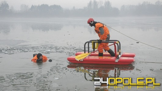 Strażacy ćwiczą ratownictwo na lodzie i apelują o rozsądek