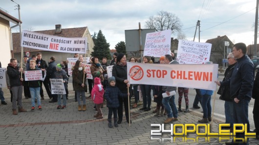 Mieszkańcy Chróściny protestują przeciwko budowie chlewni 