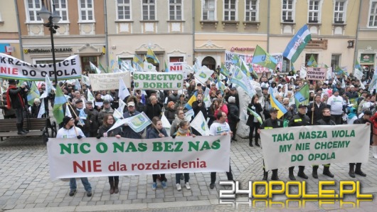 Mieszkańcy Dobrzenia Wielkiego protestowali przeciw przyłączeniu do Opola