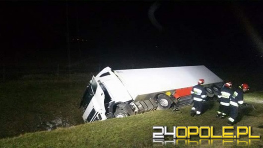 Ciężarówka w rowie na A4. Kierowca chciał uniknąć zderzenia.