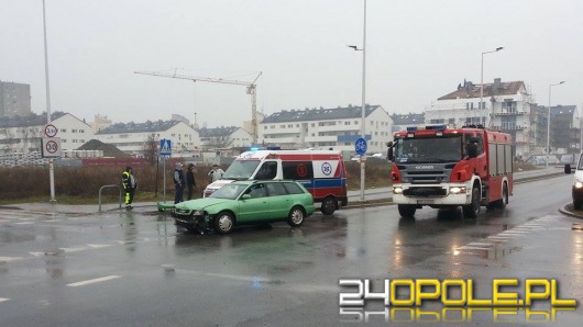 Wypadek na Alei Solidarności, jedna osoba ranna