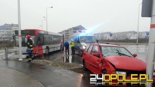 Zderzenie volkswagena z autobusem MZK na Alei Solidarności