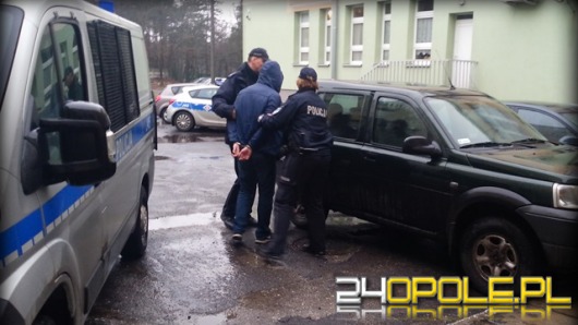 Napadli z nożem na sklep, po blisko roku trafili do aresztu