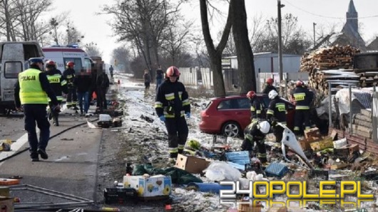 Czołowe zderzenie busa i samochodu osobowego pod Brzegiem