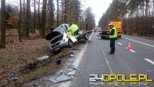 Kolizja między Dąbrową a Prądami. Laweta w rowie.