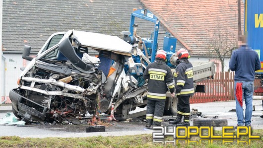 Samochód dostawczy czołowo zderzył się z ciężarówką