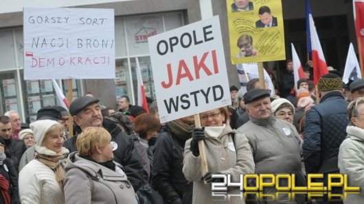 Kolejna manifestacja KOD w Opolu. Pojawili się też przeciwnicy.