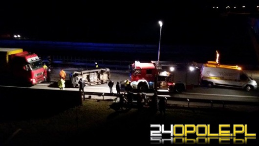 Na autostradzie przewrócił się bus, wiozący 8 osób