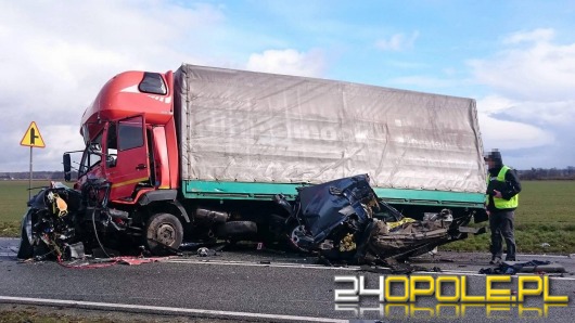 Tragiczny wypadek w Sarnowie. Jedna osoba zginęła, dwie są ciężko ranne.