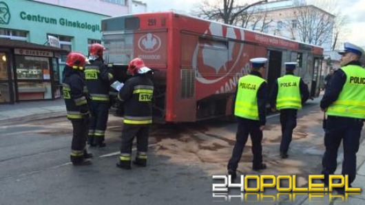 Awaria autobusu MZK. Kierowca myślał, że pali się silnik.