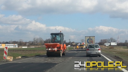 Drogowcy łatają dziury na obwodnicy. Kierowcy złorzeczą.