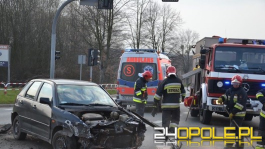 Groźne zderzenie na skrzyżowaniu w Dąbrowie