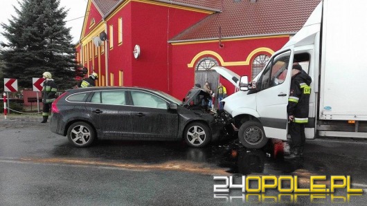 Samochód osobowy czołowo zderzył się z autem dostawczym