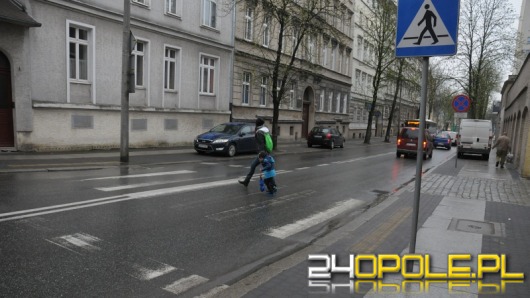 Kierowcy i piesi skarżą się na niewidoczne na ulicach pasy