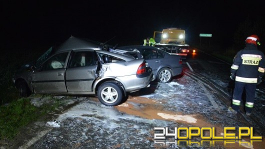 Czołowe zderzenie opla i BMW. 23-latek zginął na miejscu.