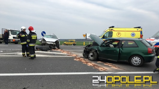 Trzy auta zderzyły się na "grzybku". Cztery osoby ranne.