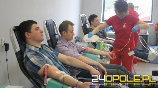 Studenci zachęcają do oddawania krwi w ramach Wampiriady