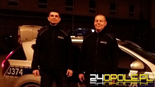 Policjanci uratowali 28-latka, który chciał wyskoczyć przez okno