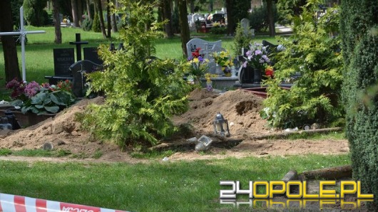 Ktoś zdewastował groby na cmentarzu w Dąbrowie