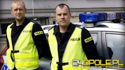 Policjanci wynieśli mężczyznę z płonącego mieszkania