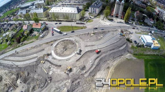 Trwa budowa ronda na ul. Prószkowskiej. Czekają nas utrudnienia w ruchu.