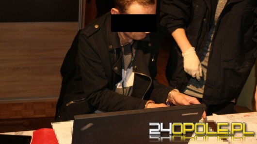 Haker "Pocket" w rękach policji. Razem ze wspólnikiem wyłudzili pół miliona zł.