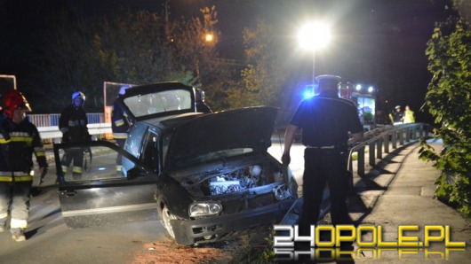 Miał 2 promile we krwi i przewoził dwie osoby - uderzył w barierki.