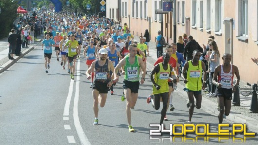Ponad 1300 osób biegnie w 6. Maratonie Opolskim