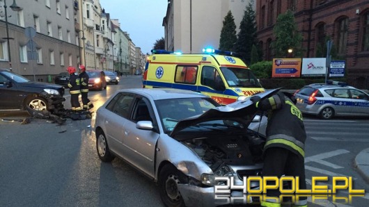 Zderzenie samochodów na skrzyżowaniu w centrum miasta