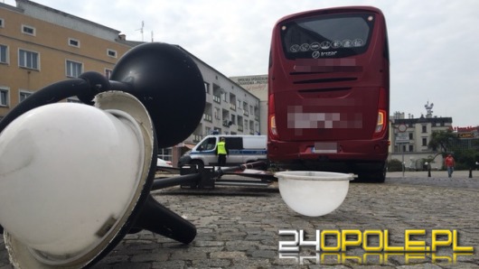 Autokar przewrócił latarnię na Placu Wolności