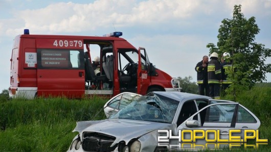 Wypadek podczas wyprzedzania, trzy osoby w szpitalu