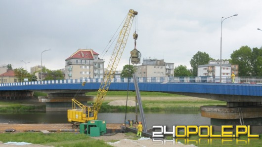 Trwają prace przy budowie kładki obok mostu na ul. Niemodlińskiej