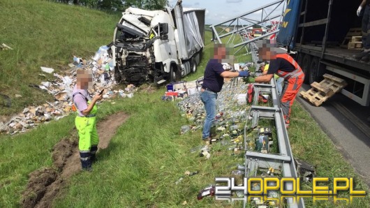 Ciężarówka przewróciła bramownicę na autostradzie. A4 nieprzejezdna.