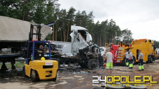 Zderzenie 6 ciężarówek na A4. Autostrada zablokowana.