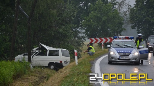 Bus dachował na obwodnicy Osowca