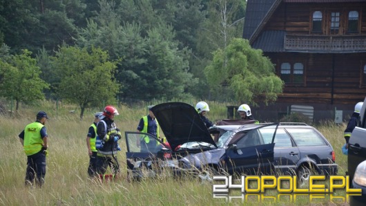 Pijana kobieta dachowała w Popielowie. Jechała z dzieckiem.