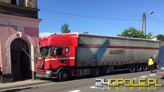 Ciężarówka wbiła się w budynek w Oleśnie