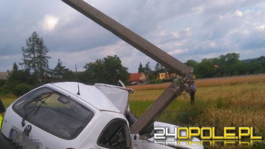 Opel corsa roztrzaskał się o słup energetyczny