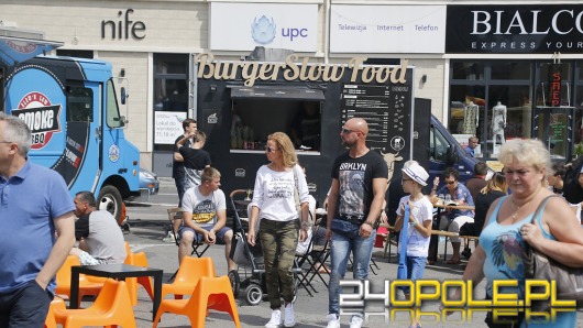 Na placu Kopernika w Opolu trwa Festiwal Food Trucków