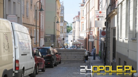 Nielegalny ogródek restauracyjny na ul. Św. Wojciecha w końcu rozebrany