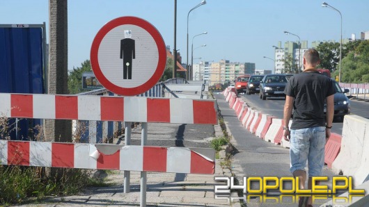 Piesi łamią przepisy przechodząc przez most na ul. Niemodlińskiej