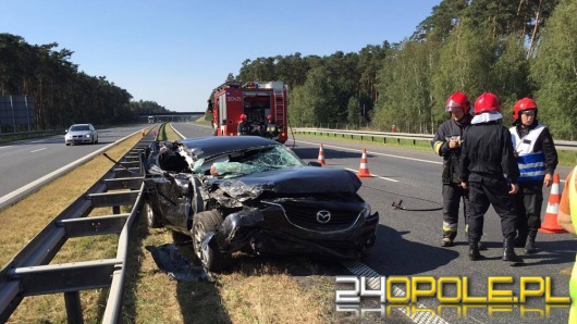Groźny wypadek na A4. Mazda zderzyła się z ciężarówką.