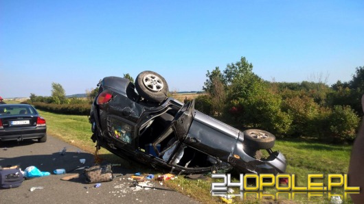 Hyundai dachował na autostradzie. Cztery osoby ranne.