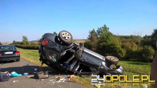 Hyundai dachował na autostradzie. Cztery osoby ranne.