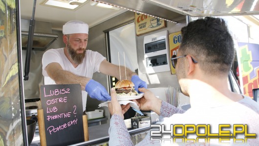 Pyszne święto na Placu Kopernika. Trwa FoodFest - Festiwal Food Trucków. 