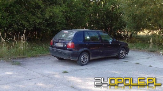 Mieszkali z małymi dziećmi w samochodzie. Młodsze trafiło do szpitala.