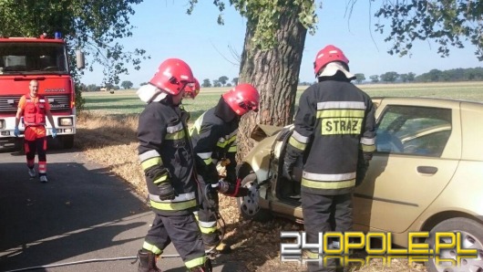 Fiat punto uderzył w drzewo. Kierująca zginęła.