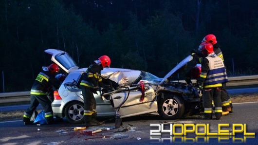Zderzenie i dachowanie na autostadzie. Jedna osoba ranna.