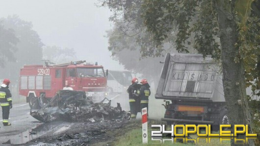 Samochód osobowy zderzył się z ciężarówką i spłonął. Jedna osoba nie żyje.