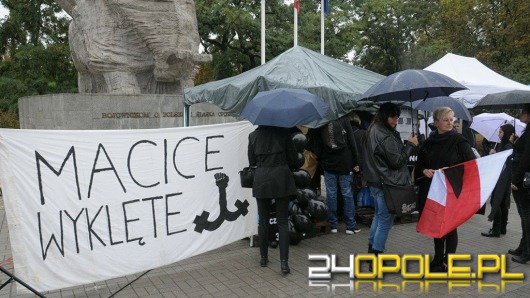 Trwa czarny protest na Placu Wolności